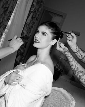 Alexandra Daddario OnlyFans Leak Picture - Thumbnail 34L4CJJ9yL