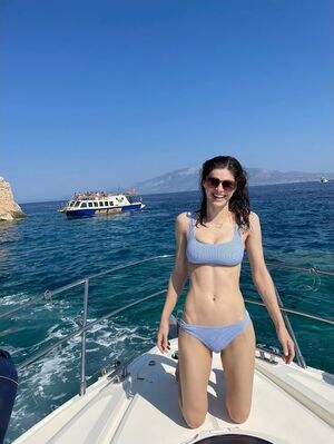 Alexandra Daddario OnlyFans Leak Picture - Thumbnail AUw7DnDXDc