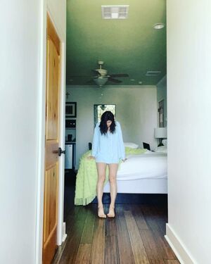 Alexandra Daddario OnlyFans Leak Picture - Thumbnail KLyzAuSFXE