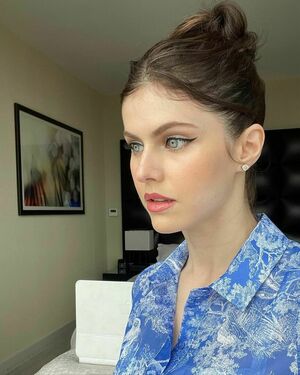 Alexandra Daddario OnlyFans Leak Picture - Thumbnail j3Mf7lbhQd