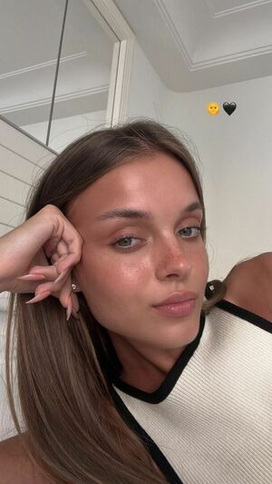 Anna Zak OnlyFans Leak Picture - Thumbnail EsnRyDjAzE