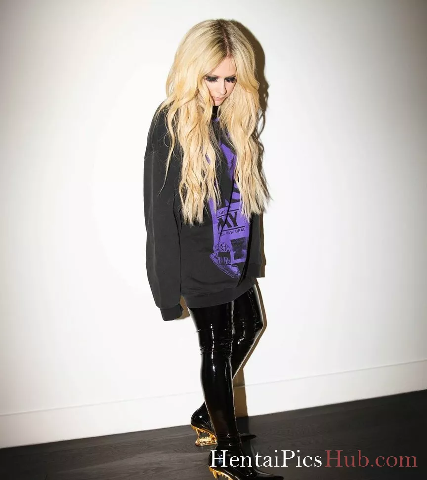 Avril Lavigne Nude OnlyFans Leak Photo AFMA7gfX2D