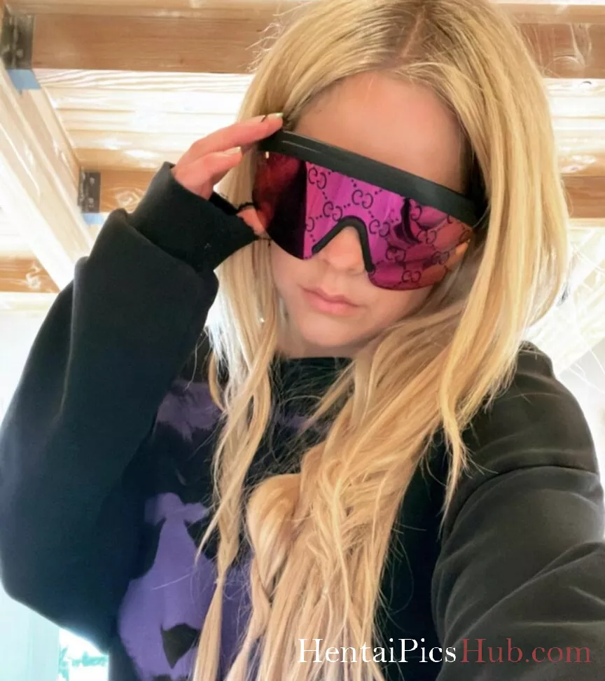 Avril Lavigne Nude OnlyFans Leak Photo AZKs8cBrNF