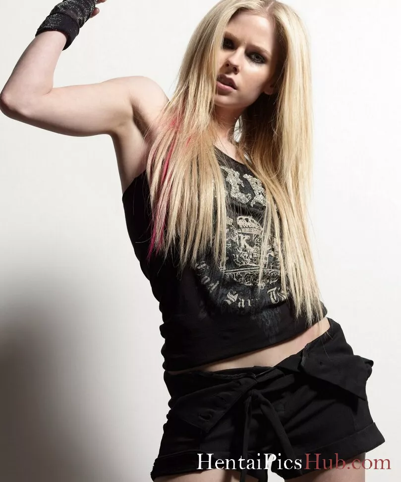 Avril Lavigne Nude OnlyFans Leak Photo E7pK2PqQ9m