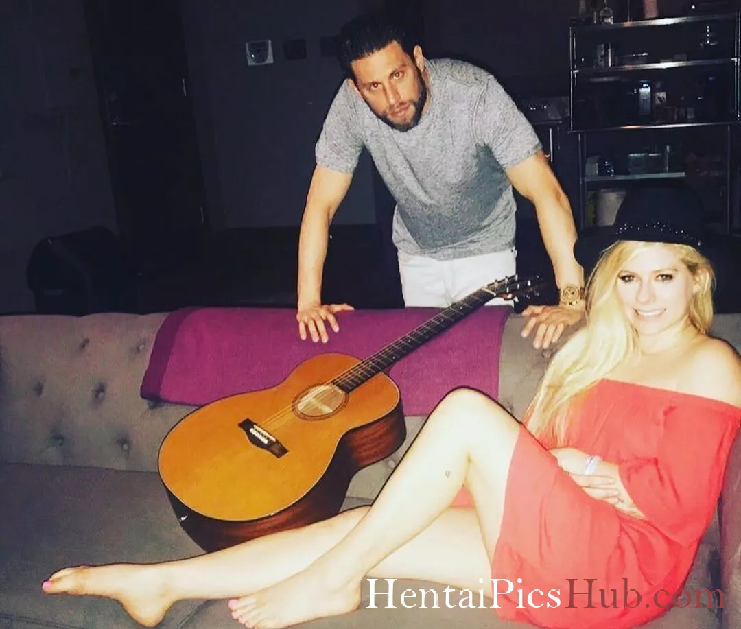 Avril Lavigne Nude OnlyFans Leak Photo EBKQzQlrie
