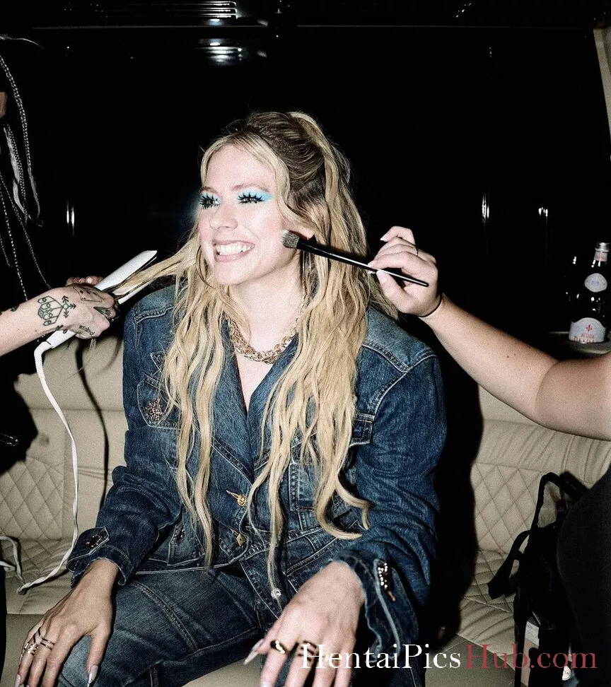Avril Lavigne Nude OnlyFans Leak Photo MIxEd8jmUL