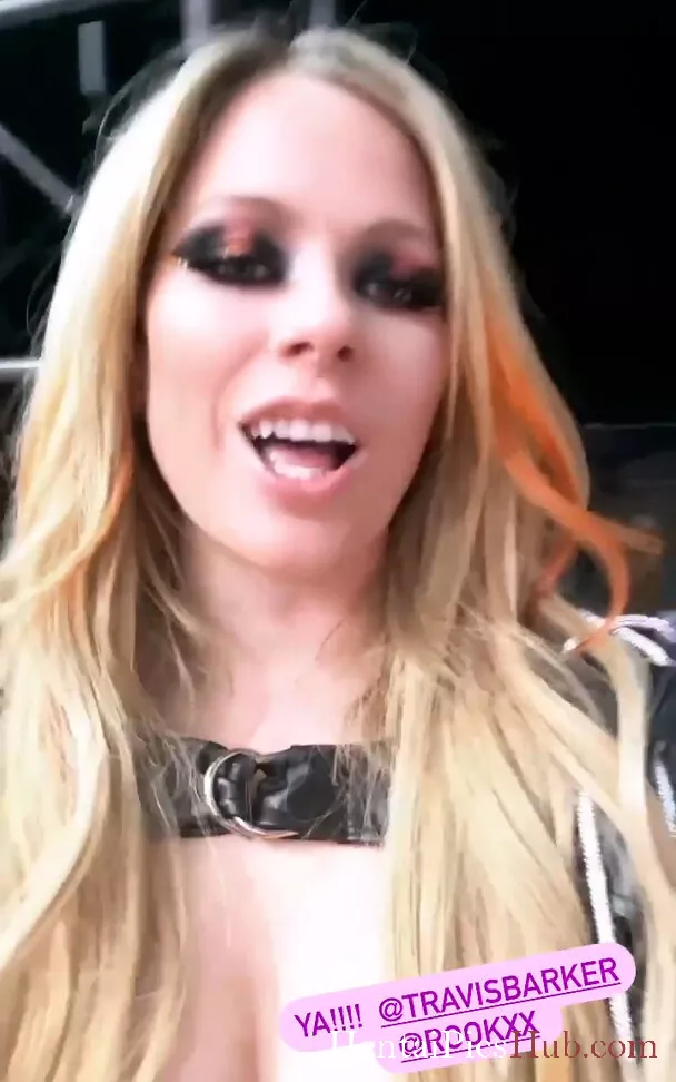 Avril Lavigne Nude OnlyFans Leak Photo edcMRwTkZI