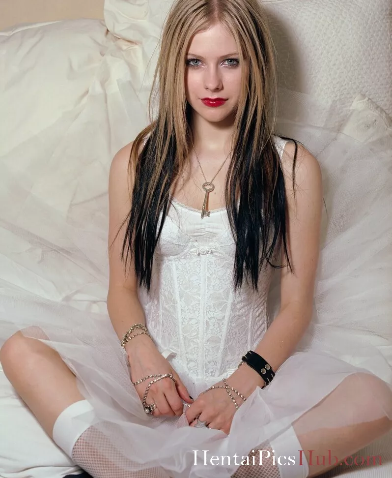 Avril Lavigne Nude OnlyFans Leak Photo tInfafpk3a