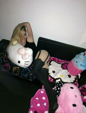 Avril Lavigne OnlyFans Leak Picture - Thumbnail 2nNbw0s5NK