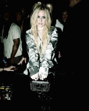 Avril Lavigne OnlyFans Leak Picture - Thumbnail 38K23G5Sv6