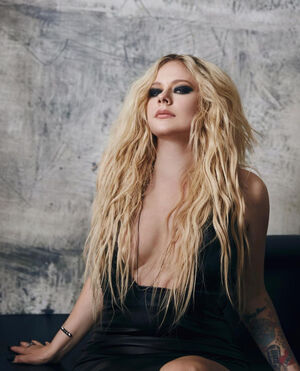 Avril Lavigne OnlyFans Leak Picture - Thumbnail 3RDE3XjMlt