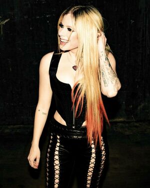 Avril Lavigne OnlyFans Leak Picture - Thumbnail 4QnW5R0MGp