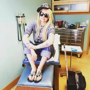 Avril Lavigne OnlyFans Leak Picture - Thumbnail 7Cj234jKzv