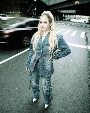 Avril Lavigne OnlyFans Leak Picture - Thumbnail A405zSolEg