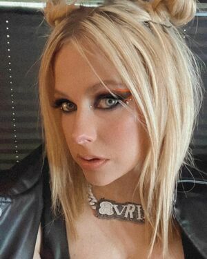 Avril Lavigne OnlyFans Leak Picture - Thumbnail A9YwsKiW4f