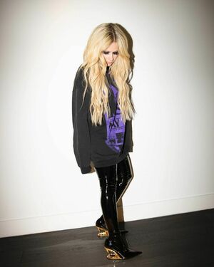Avril Lavigne OnlyFans Leak Picture - Thumbnail AFMA7gfX2D
