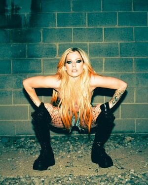 Avril Lavigne OnlyFans Leak Picture - Thumbnail BzQWFiHnQv