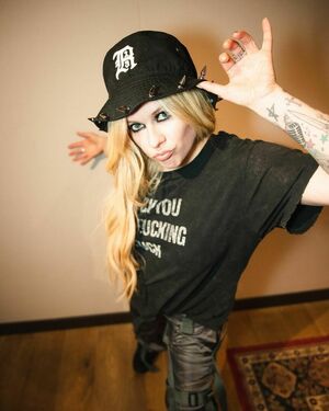 Avril Lavigne OnlyFans Leak Picture - Thumbnail DB6WWfgxLw