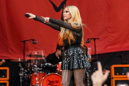 Avril Lavigne OnlyFans Leak Picture - Thumbnail E1wMf0eoaj