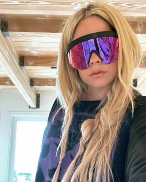 Avril Lavigne OnlyFans Leak Picture - Thumbnail FuRPWIgfGa