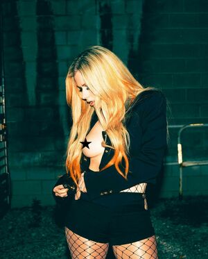 Avril Lavigne OnlyFans Leak Picture - Thumbnail LQ5dzjyAid