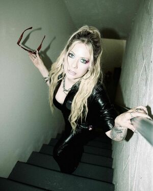 Avril Lavigne OnlyFans Leak Picture - Thumbnail LSsMrokVPm