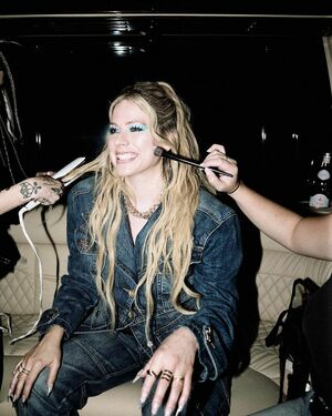 Avril Lavigne OnlyFans Leak Picture - Thumbnail MIxEd8jmUL