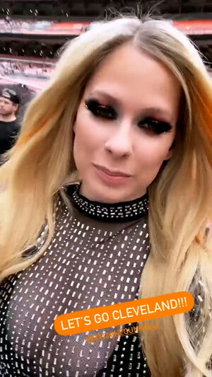 Avril Lavigne OnlyFans Leak Picture - Thumbnail McZya6xSdX