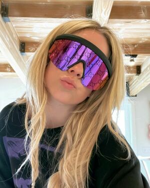 Avril Lavigne OnlyFans Leak Picture - Thumbnail YlHVMmjDCk