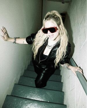 Avril Lavigne OnlyFans Leak Picture - Thumbnail azGErNy3r6