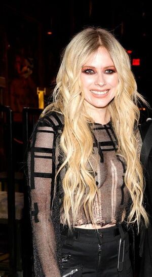 Avril Lavigne OnlyFans Leak Picture - Thumbnail bEW93ntbOI