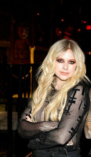 Avril Lavigne OnlyFans Leak Picture - Thumbnail bTQIHCR6Ws
