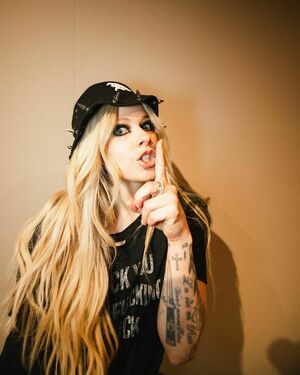 Avril Lavigne OnlyFans Leak Picture - Thumbnail feeaWsueMK