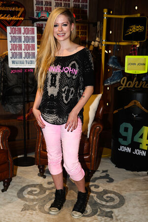 Avril Lavigne OnlyFans Leak Picture - Thumbnail grSBIAiU0l