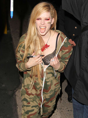Avril Lavigne OnlyFans Leak Picture - Thumbnail iIVrIRkd3z