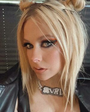Avril Lavigne OnlyFans Leak Picture - Thumbnail lp545IS7qo