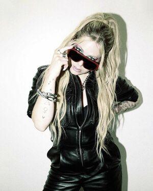 Avril Lavigne OnlyFans Leak Picture - Thumbnail n8xaPScZRw