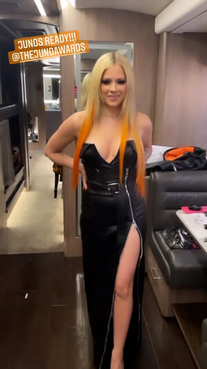 Avril Lavigne OnlyFans Leak Picture - Thumbnail xZplSSUcMC