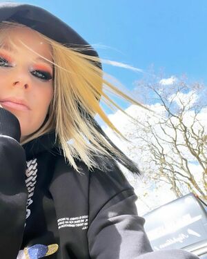 Avril Lavigne OnlyFans Leak Picture - Thumbnail zJIBbO1wwu