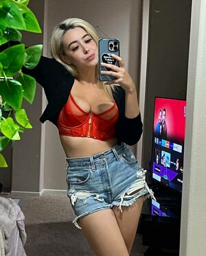 Chloe Surreal OnlyFans Leak Picture - Thumbnail ZeobkxgBBL