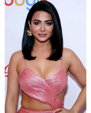 Emeraude Toubia OnlyFans Leak Picture - Thumbnail M4AbsH2ao5