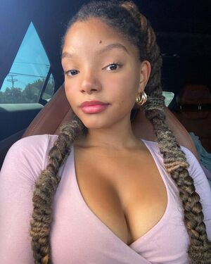 Halle Bailey OnlyFans Leak Picture - Thumbnail 8T8BlLkOE4