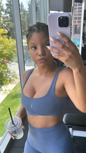 Halle Bailey OnlyFans Leak Picture - Thumbnail DQ9Vy2Ljg3