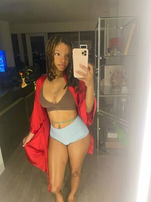 Halle Bailey OnlyFans Leak Picture - Thumbnail G3OUXP4Hx1