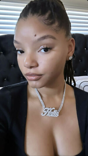 Halle Bailey OnlyFans Leak Picture - Thumbnail KGzVx1l2dS