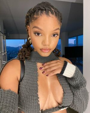 Halle Bailey OnlyFans Leak Picture - Thumbnail KqqDv4xqsk