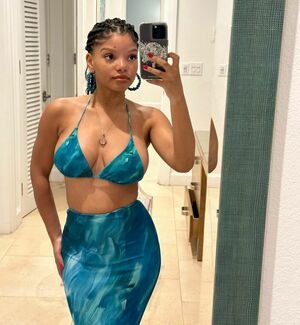 Halle Bailey OnlyFans Leak Picture - Thumbnail S8EbVSmVQw