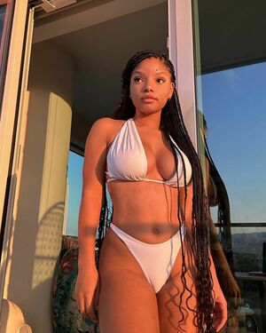 Halle Bailey OnlyFans Leak Picture - Thumbnail dF28WbajwY