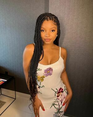 Halle Bailey OnlyFans Leak Picture - Thumbnail e4hbHomxtI