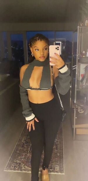 Halle Bailey OnlyFans Leak Picture - Thumbnail hCU2vPD8Ys